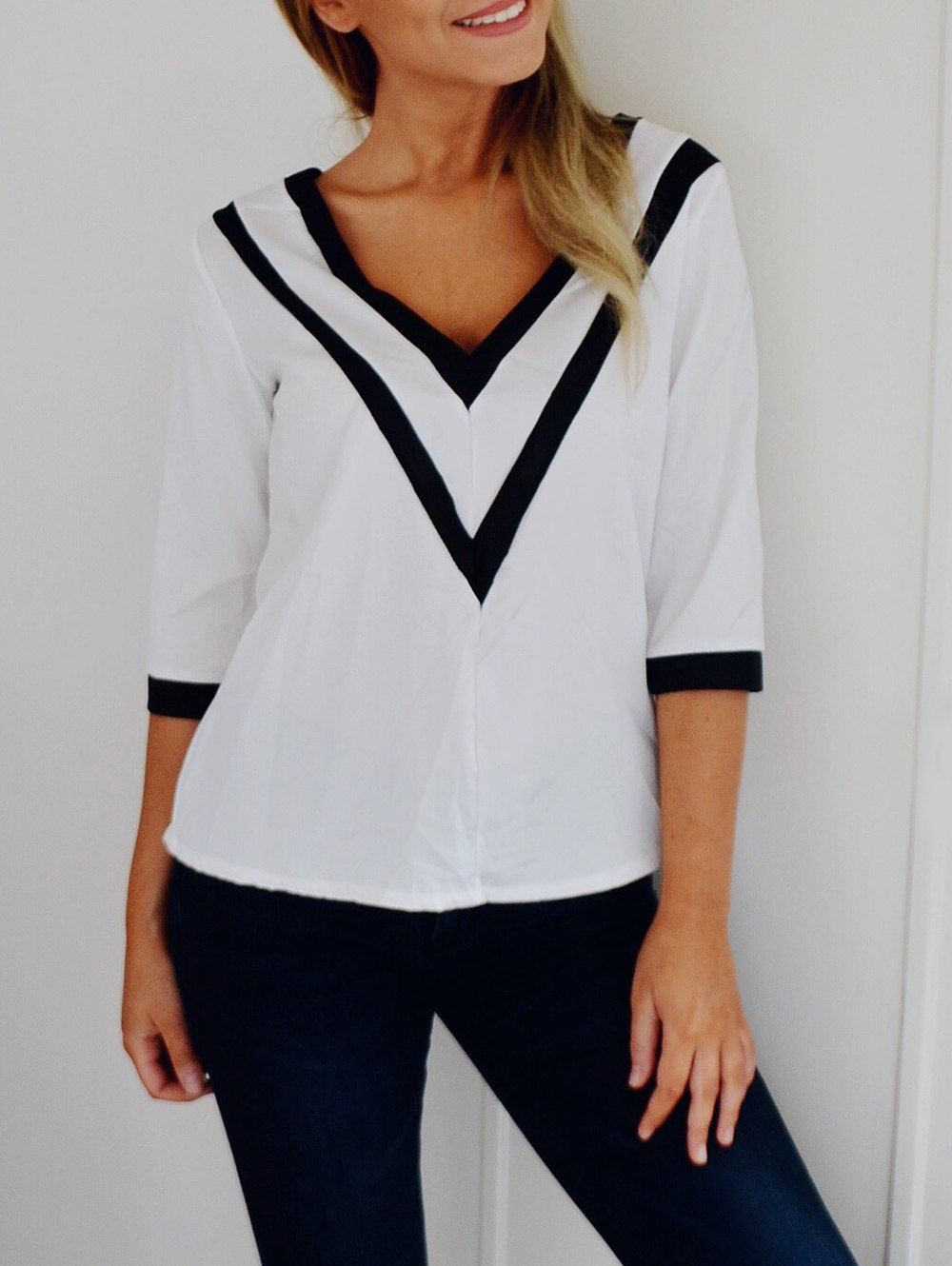 [28 OFF] Fashion Plunging Neck 3/4 Sleeve Striped LooseFitting T