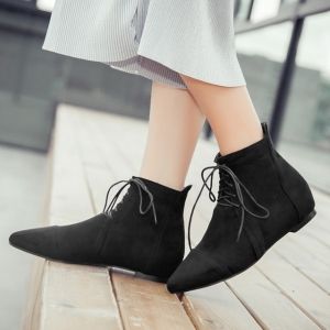 flat boots pointed toe