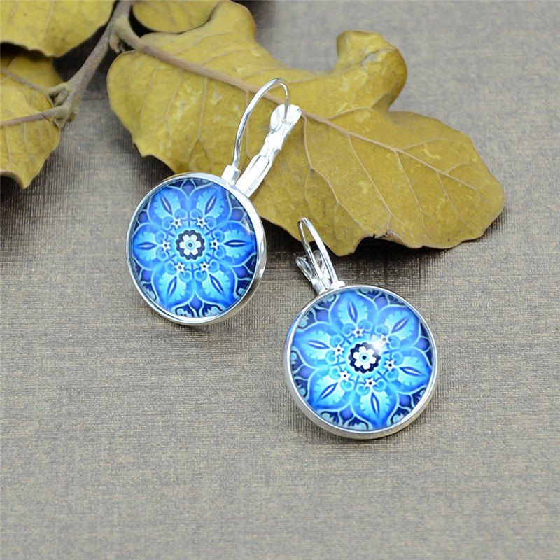 

Ethnic Flower Pattern Clip On Earrings, Silver white