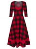 Robe Evasée Vintage à Carreaux Imprimée Embellie de Bouton - Rouge Vineux 2XL