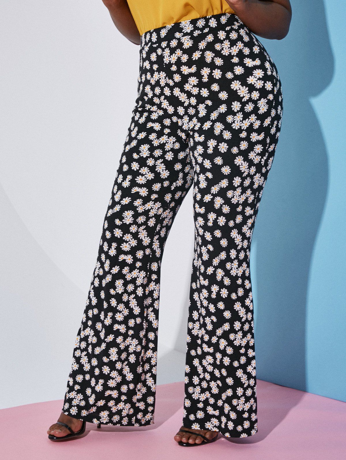 Trendy Plus Size Daisy Floral Wide Leg High Rise Flare Pants  