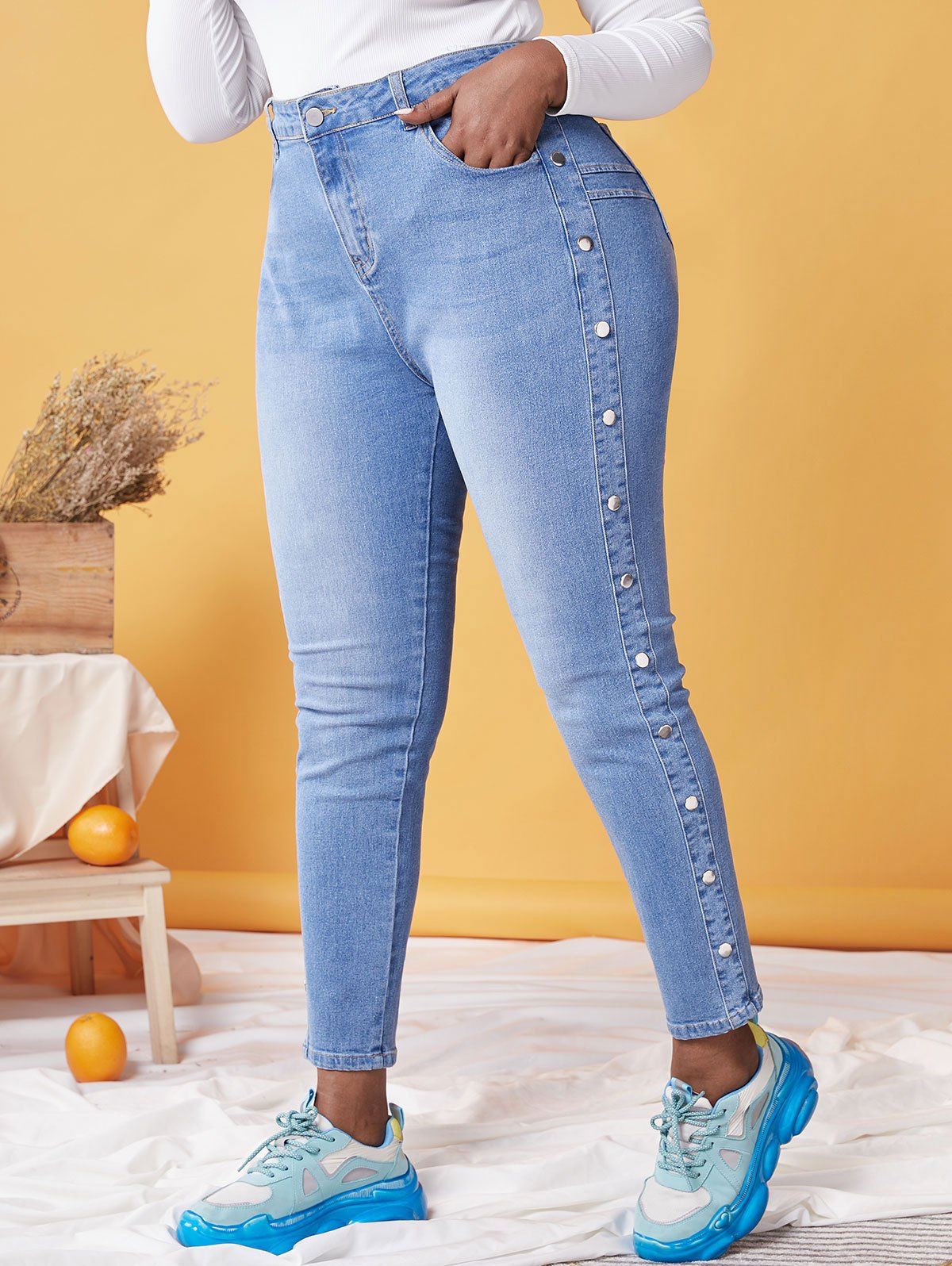 Outfits Plus Size Light Wash Studded Skinny Jeans  