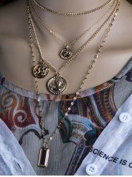 Collier avec Pendentif en Forme de Pièce Bijou Multicolores Style Antique - d'or 