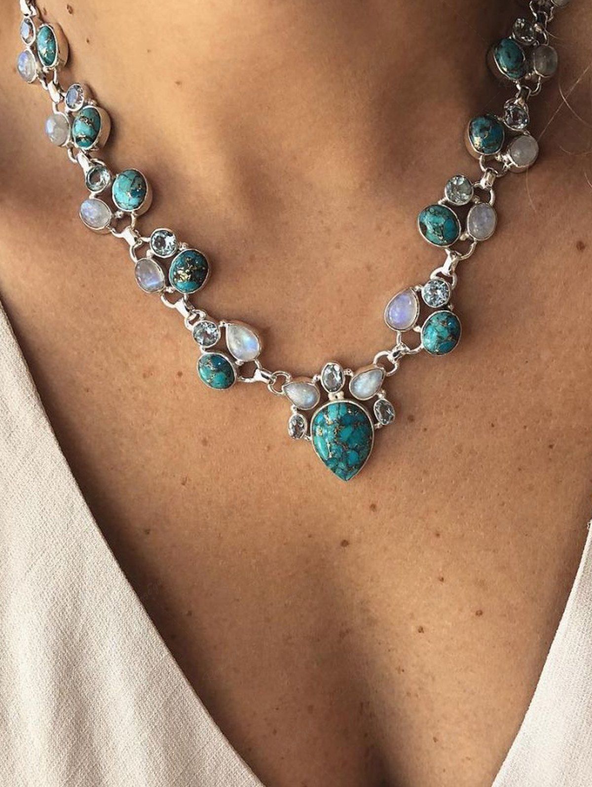 Affordable Bohemia Turquoise Flower Shaped Pendant Necklace  