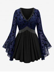 T-shirt grande taille à imprimé lune et étoiles, empiècement en maille, manches cloche, chaîne froncée et pompon - Bleu profond 3X | US 22-24