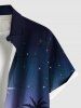 Chemise homme grande taille à poche boutonnée, motif crèche de Noël, cocotier, étoiles pailletées et dégradé galaxie, avec cocotier et sapin. Imprimé cocotier et étoiles scintillantes. Motif galaxie ombrée. Motif grande taille. Motif grande taille. Motif grande taille. Poche boutonnée. Motif grande taille ... - Bleu Marine 2XL