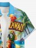 Chemise hawaïenne grande taille pour homme, ornée de fleurs d'hibiscus, de feuilles et d'un imprimé paysage marin, avec boutons et poche. Motif perroquets, hibiscus et fleurs. - Bleu L