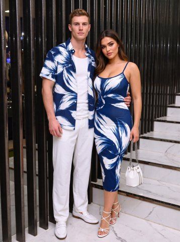 Tenue de plage hawaïenne assortie à imprimé fleurs pour couple