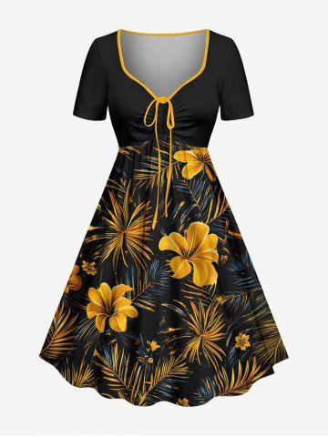Robe hawaïenne cintrée à imprimé fleurs et feuilles tropicales