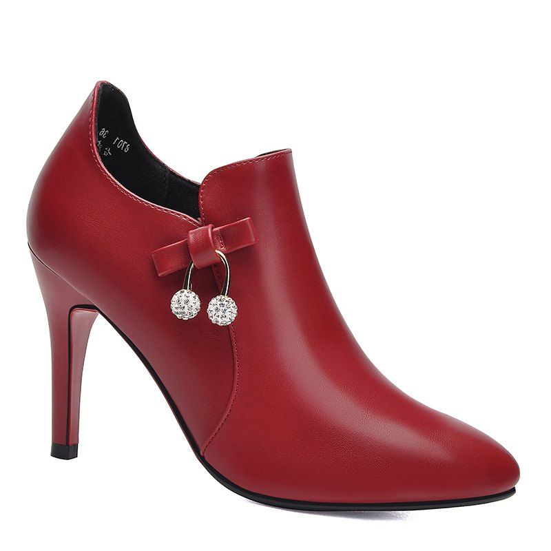 Nouvelles chaussures de style britannique avec des talons hauts  