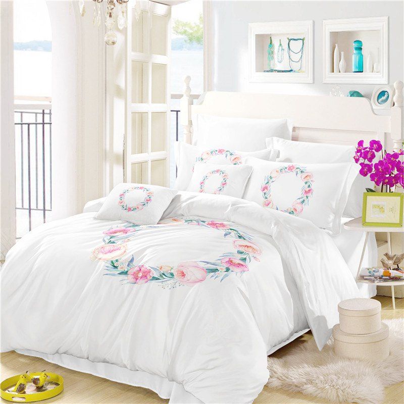 

Embroidered Leaf Petals Color Painting Series Three Pieces of Bedding Wreath SK05, White