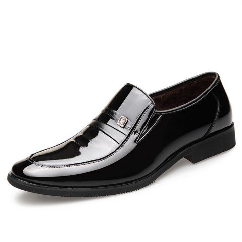 traje con zapatos de charol